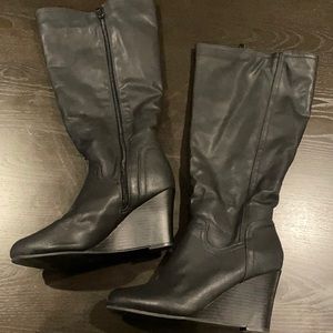 Black boot wedge